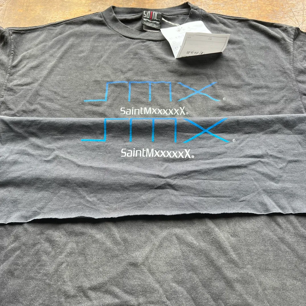 Printing proofing SAINT Mxxxxxx SM6 TEE/BLK Latest SM6 basic LOGO printed TEE Washed black S-XL Garment dyeing Rewashed to make it worn Hanging holes Correctly with anti-counterfeiting angel mark